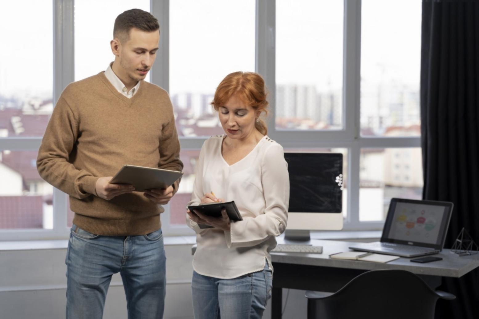 Séance de travail sur l'élaboration budgétaire avec documents et ordinateurs