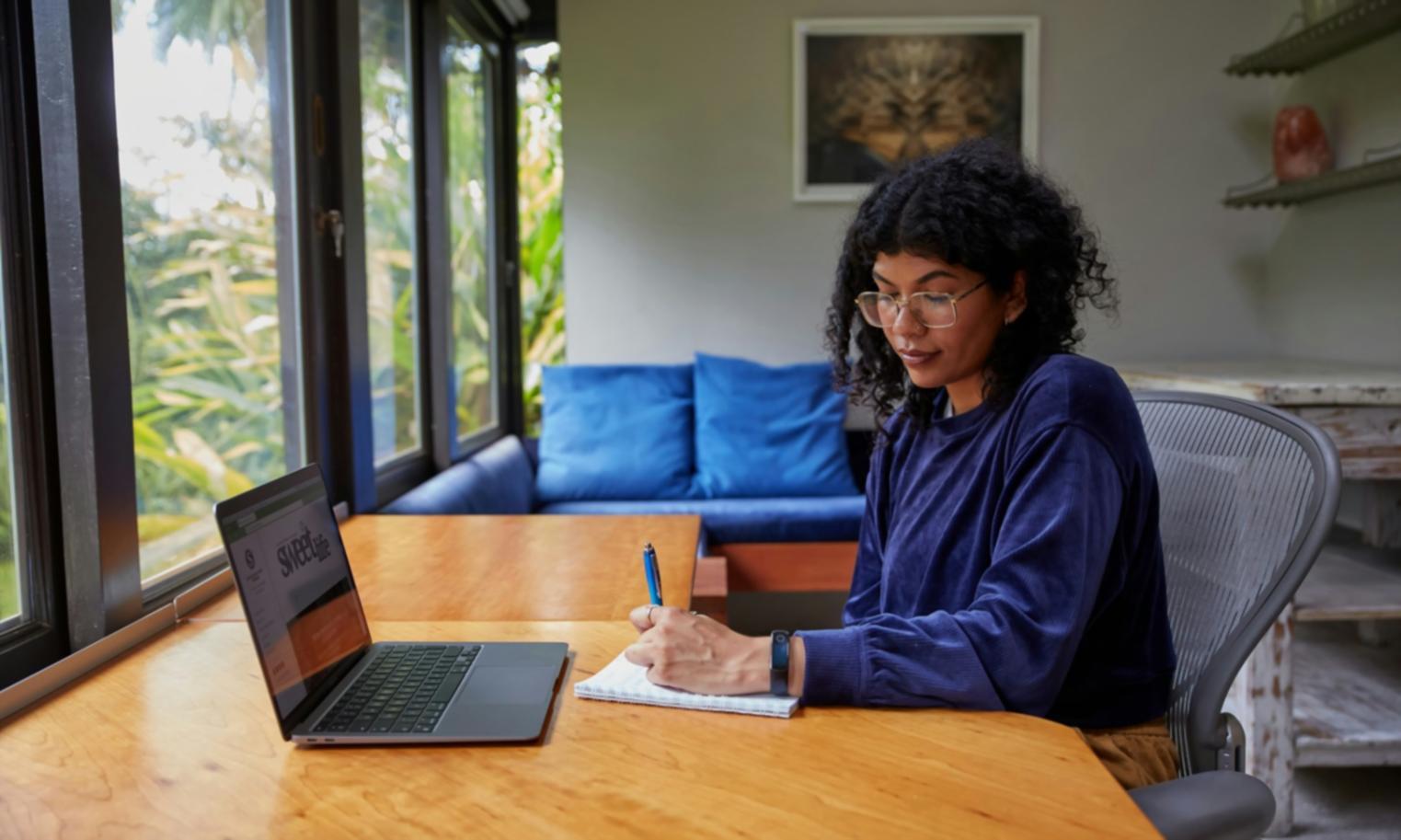 Session de formation en groupe avec participants travaillant sur des études de cas budgétaires